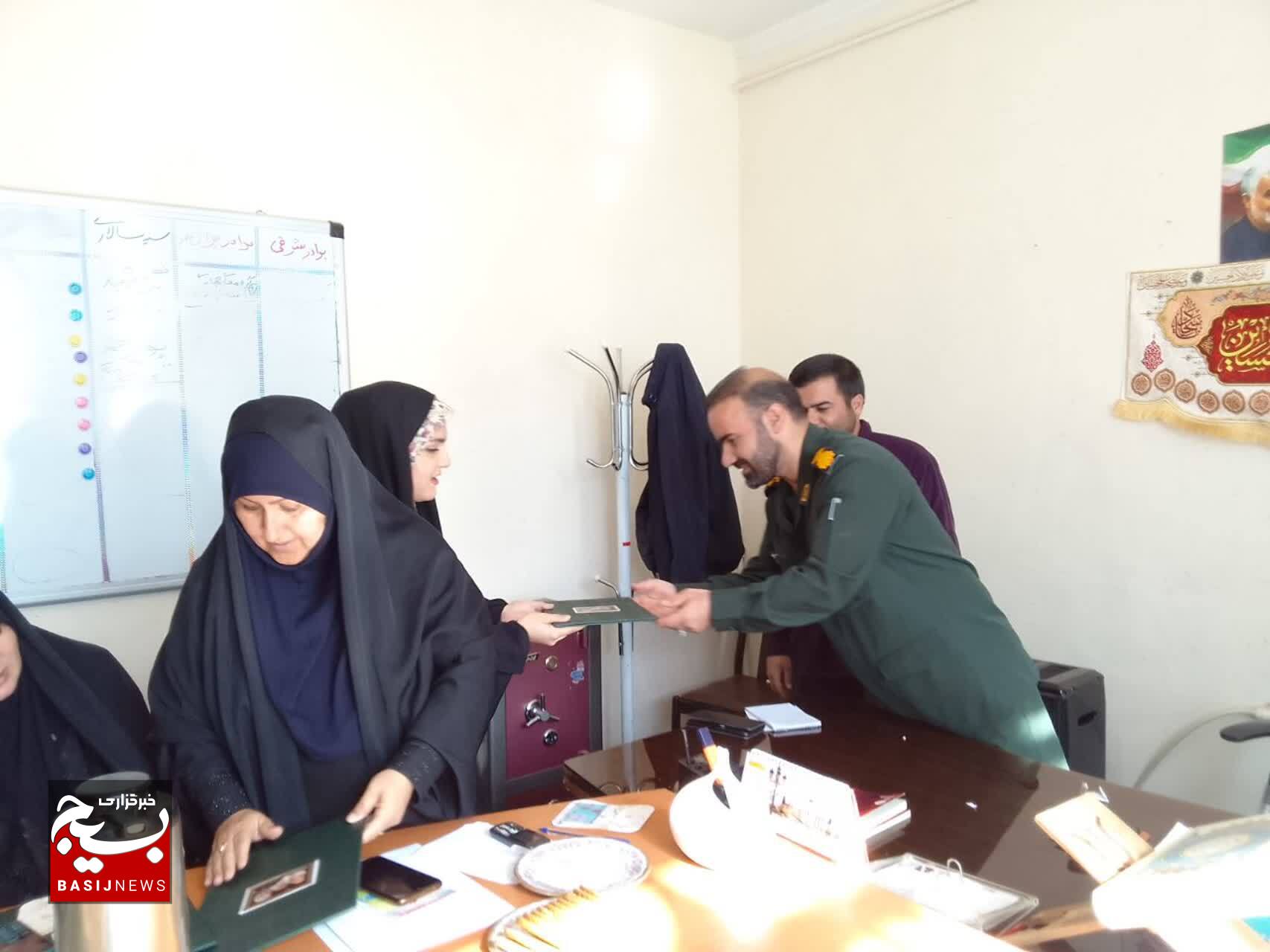 تجلیل از مربیان و عوامل اجرایی طرح یاوران ولایت بسیج دانش آموزی استان تجلیل از مربیان و عوامل اجرایی طرح یاوران ولایت بسیج دانش آموزی استان