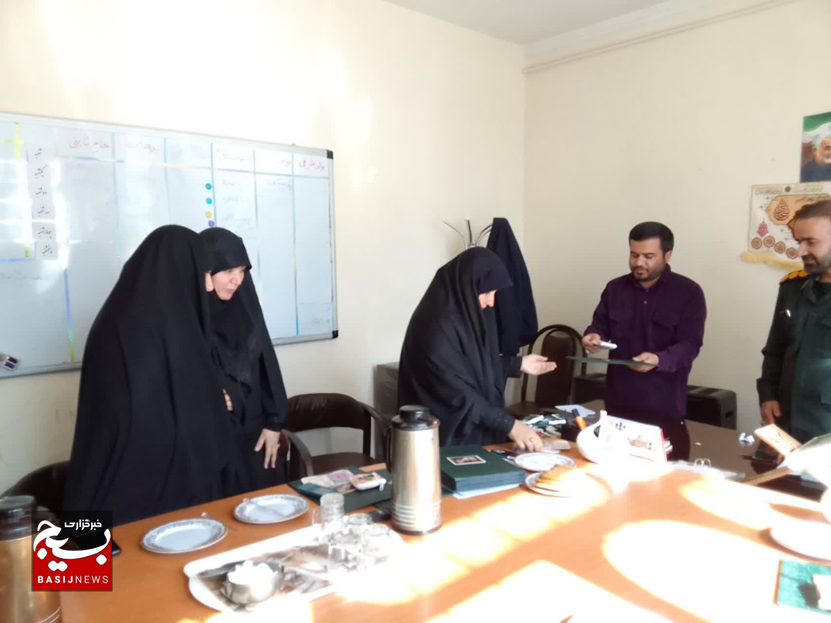 تجلیل از مربیان و عوامل اجرایی طرح یاوران ولایت بسیج دانش آموزی استان تجلیل از مربیان و عوامل اجرایی طرح یاوران ولایت بسیج دانش آموزی استان