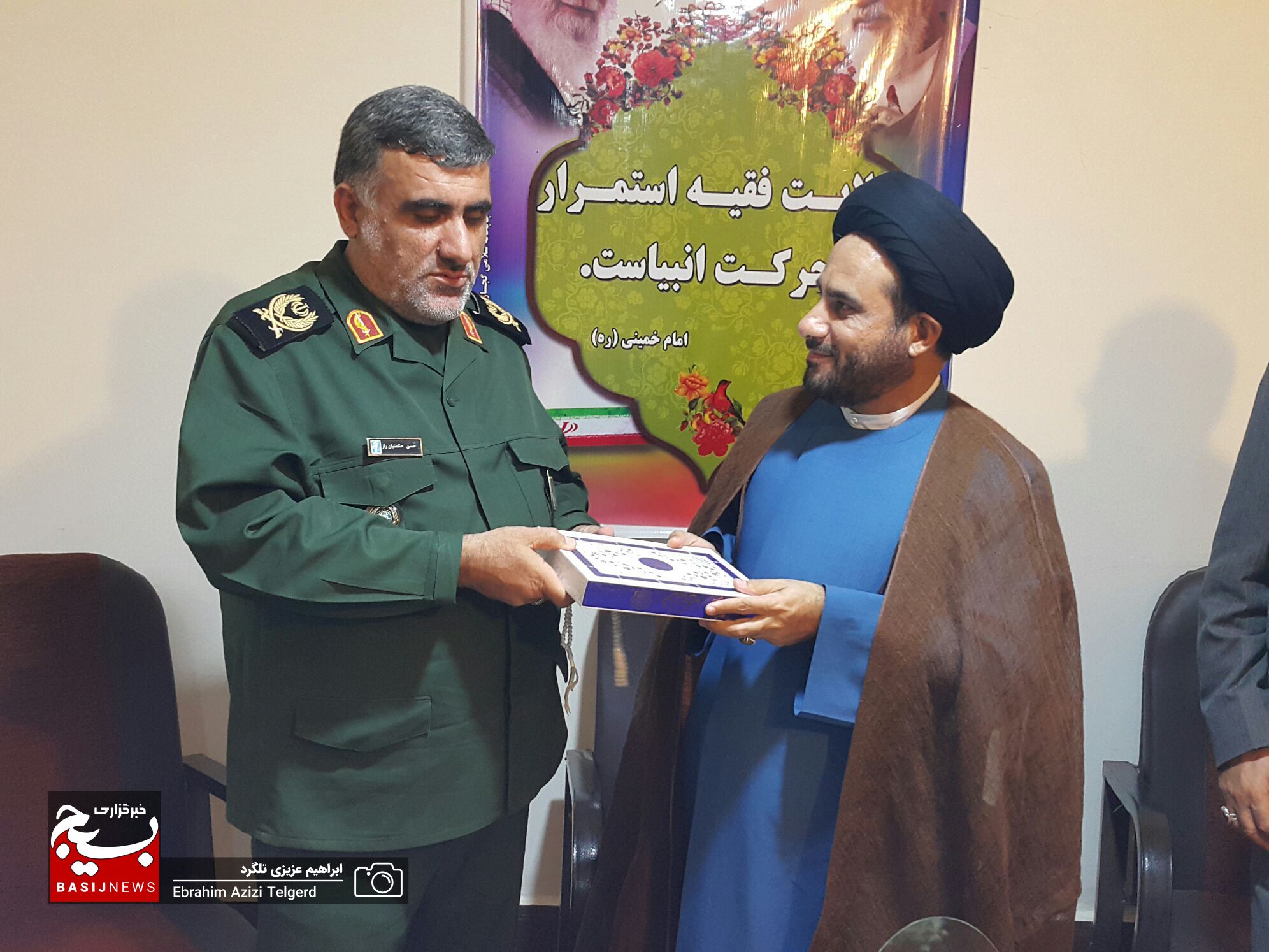 دیدار فرمانده تیپ ۴۸ فتح با امام جمعه گچساران / حجت الاسلام هاشمی منش: تیپ ۴۸ فتح مایه افتخار کشور است دیدار فرمانده تیپ ۴۸ فتح با امام جمعه گچساران / حجت الاسلام هاشمی منش: تیپ ۴۸ فتح مایه افتخار کشور است