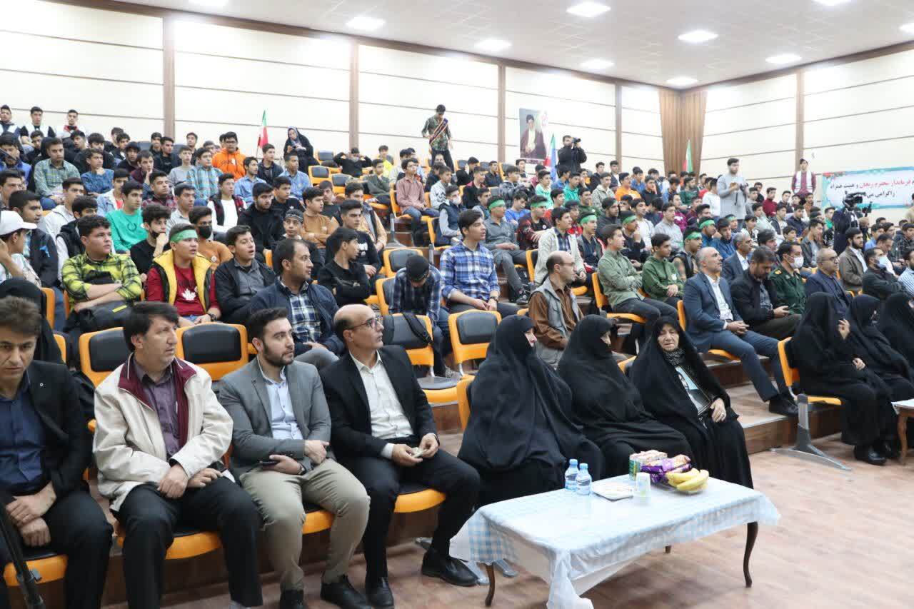 شهدا برای ملت ایران استقلال عزت و سربلندی به همراه آوردند شهدا برای ملت ایران استقلال عزت و سربلندی به همراه آوردند