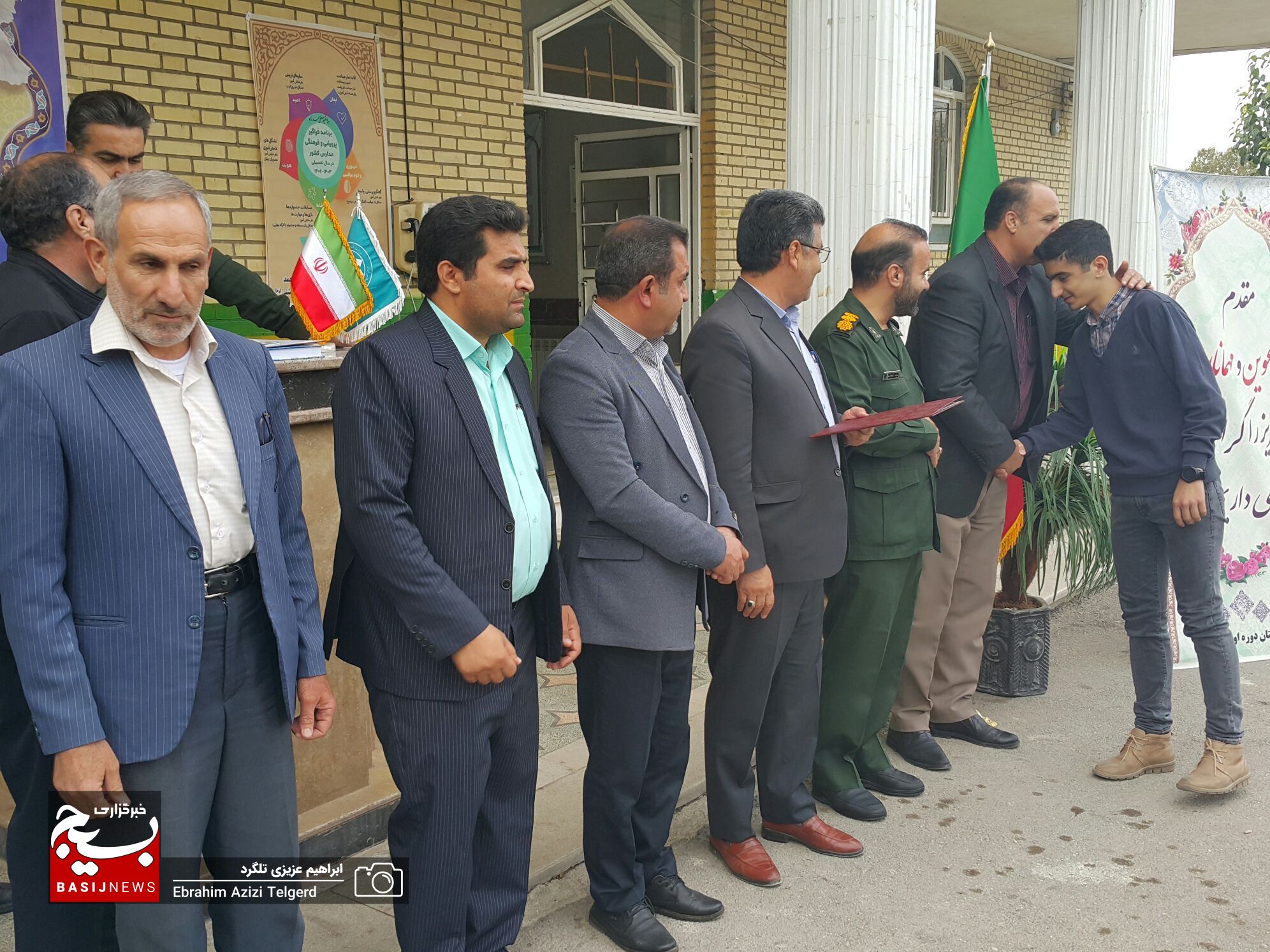 تجلیل بسیج دانش آموزی از دانش آموزان برتر لیگ پایا تجلیل بسیج دانش آموزی از دانش آموزان برتر لیگ پایا