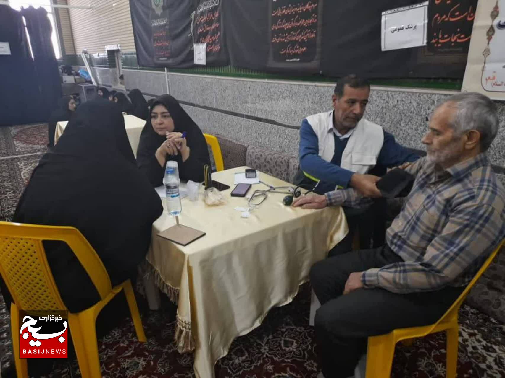 ۲۲۰ نفر از ساکنان مناطق امام خمینی(ره) و کیوانفر قم خدمات پزشکی رایگان دریافت کردند ۲۲۰ نفر از ساکنان مناطق امام خمینی(ره) و کیوانفر قم خدمات پزشکی رایگان دریافت کردند