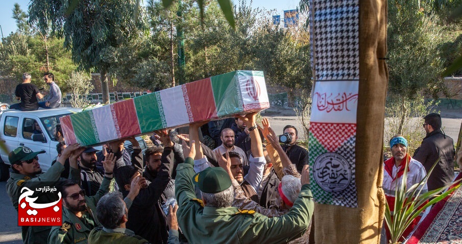 قمیها به استقبال پیکرهای مطهر ۸ شهید گمنام رفتند
