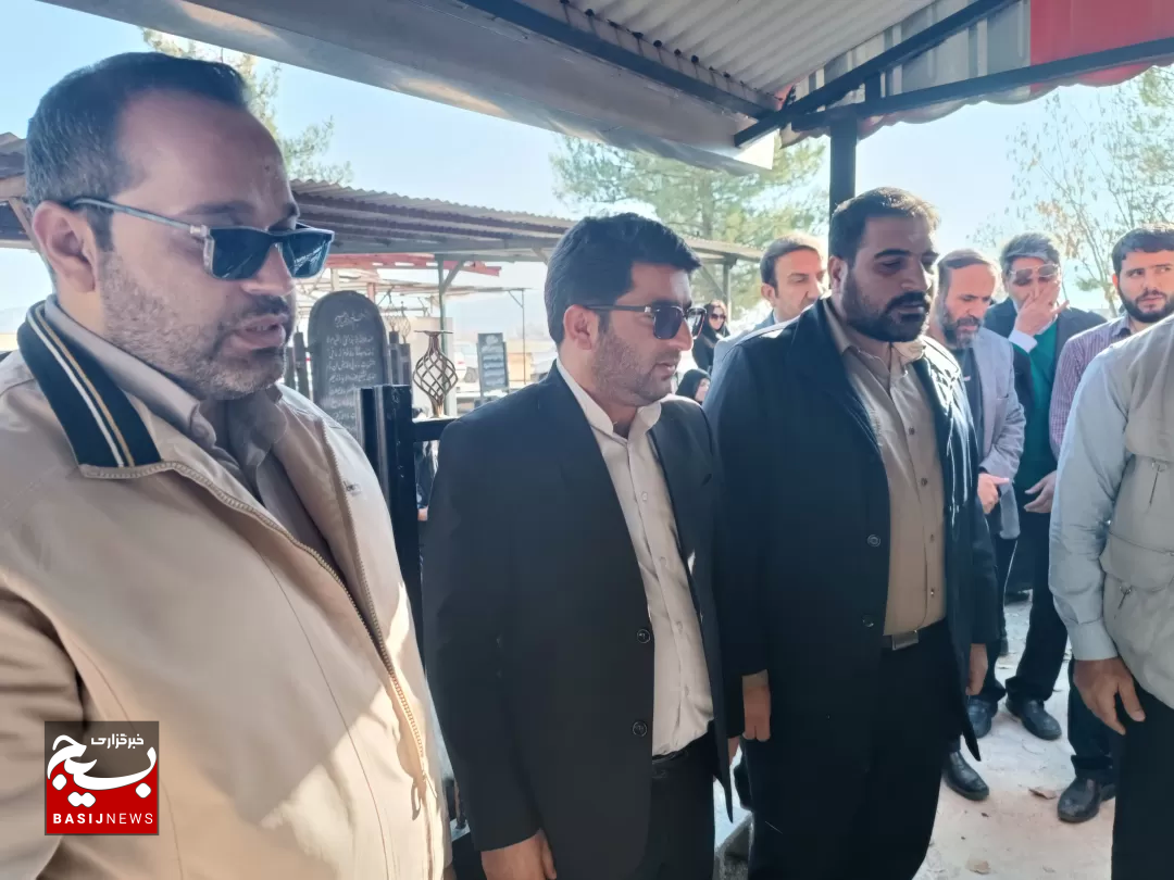 برگزاری مراسم دومین سالگرد درگذشت خبرنگار فقید سید حمداله خواهش نیک/ حضور خبرنگاران بر مزار خبرنگار خوش اخلاق + (تصاویر ) برگزاری مراسم دومین سالگرد درگذشت خبرنگار فقید سید حمداله خواهش نیک/ حضور خبرنگاران بر مزار خبرنگار خوش اخلاق + (تصاویر )
