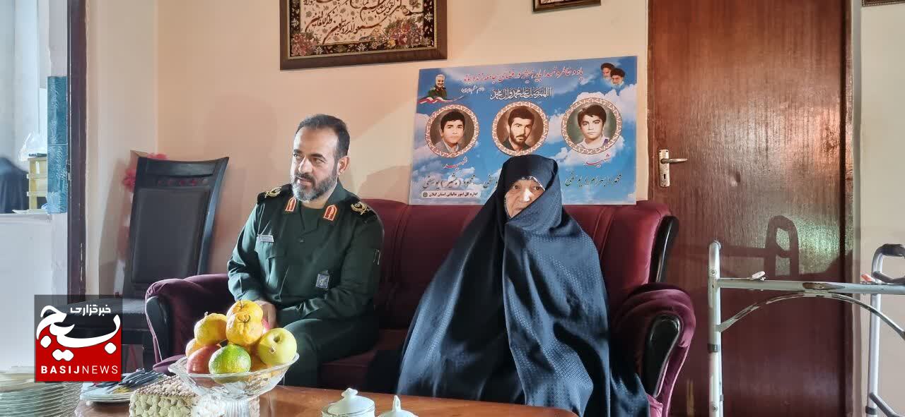 دیدار فرمانده سپاه قدس گیلان با مادر سه شهید دفاع مقدس دیدار فرمانده سپاه قدس گیلان با مادر سه شهید دفاع مقدس