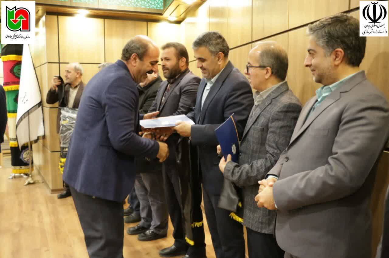 تقدیر از رانندگان برگزیده اربعین حسینی در زنجان تقدیر از رانندگان برگزیده اربعین حسینی در زنجان