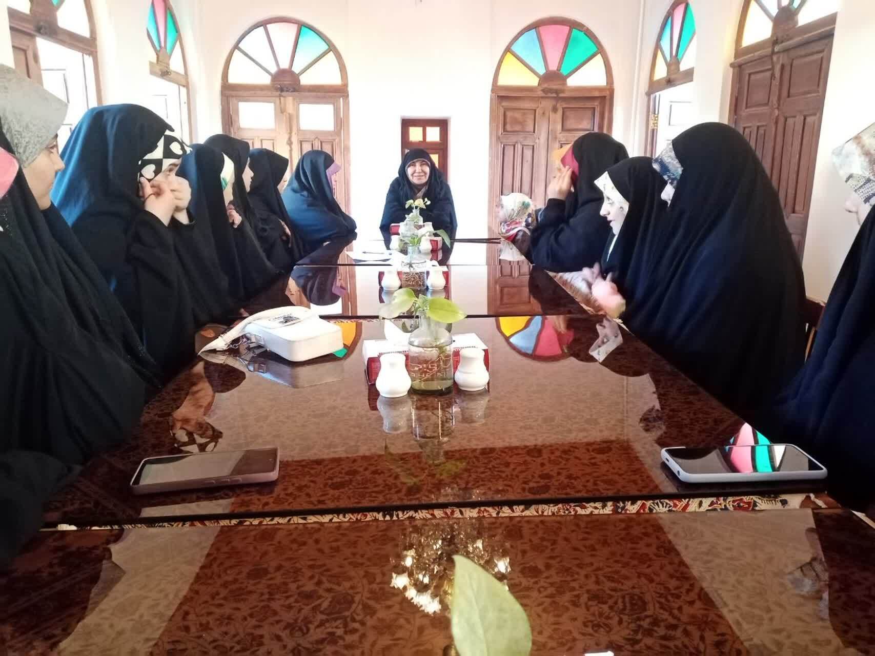 کافه گفت‌وگوی دخترانه در گرگان، محلی برای تبیین اسوه های مقاومت شد