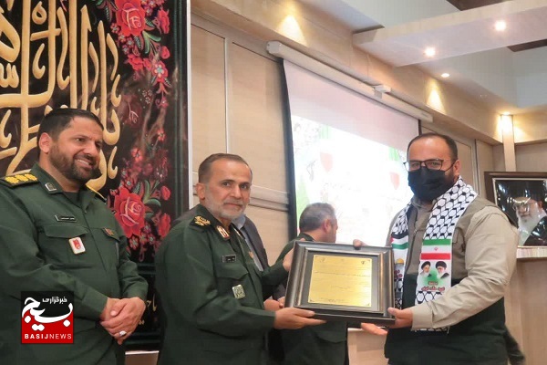 تجلیل ۴۰ نفر از برترینهای بسیج در شمال غرب شیراز تجلیل ۴۰ نفر از برترینهای بسیج در شمال غرب شیراز