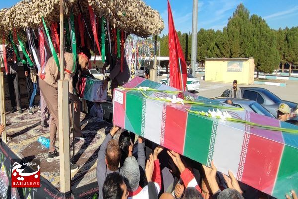 استقبال اقشار مختلف مردم و مسئولین از پیکر پاک شهدای گمنام در فرودگاه زاهدان