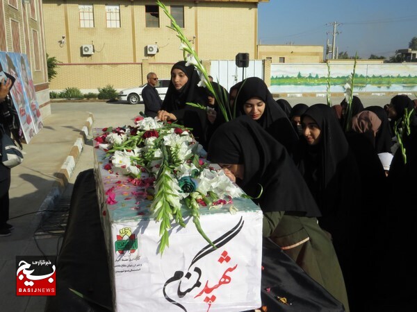 استقبال از شهید گمنام در مدرسه معراج دخترانه بندر بوالخیر استقبال از شهید گمنام در مدرسه معراج دخترانه بندر بوالخیر
