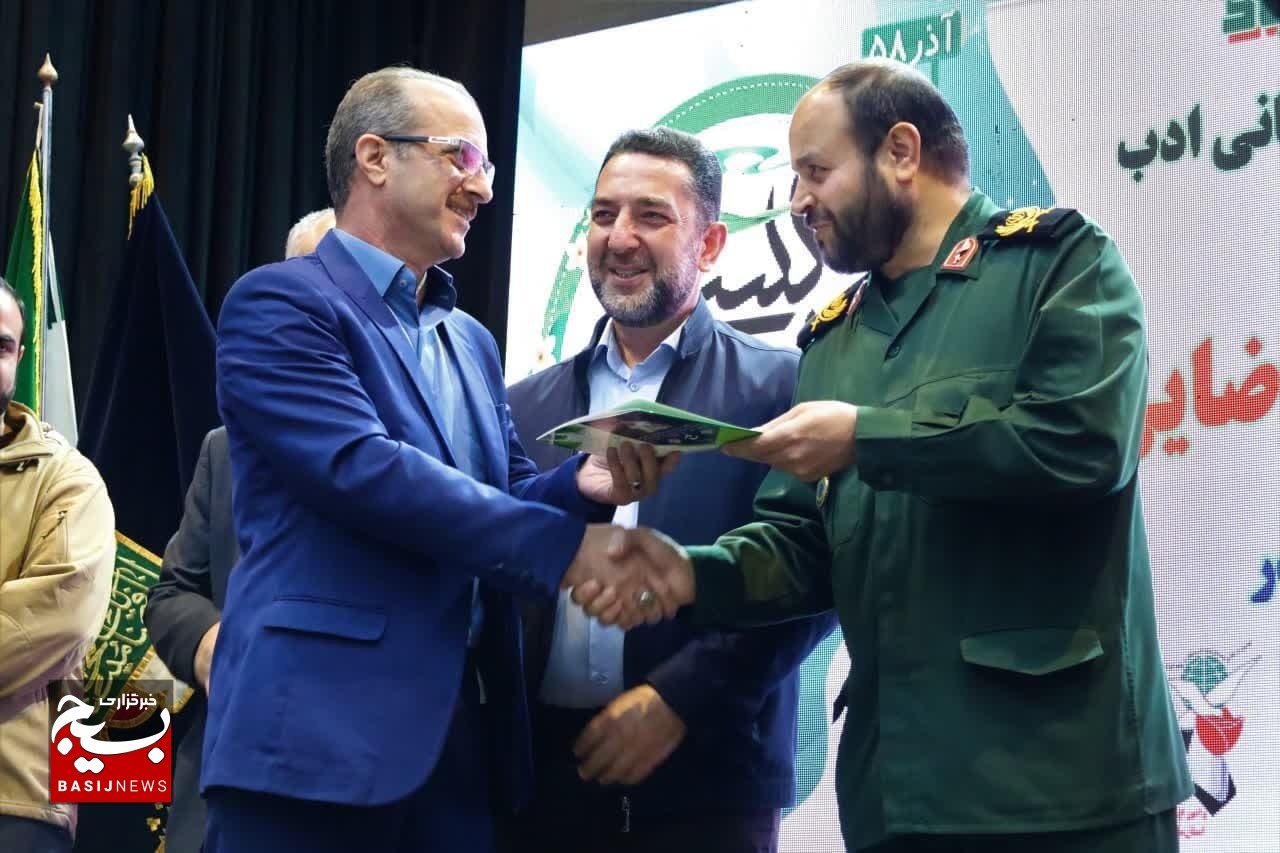 اختتامیه سیزدهمین دوره جشنواره استانی شعر دفاع مقدس و مقاومت در ساری برگزار شد اختتامیه سیزدهمین دوره جشنواره استانی شعر دفاع مقدس و مقاومت در ساری برگزار شد