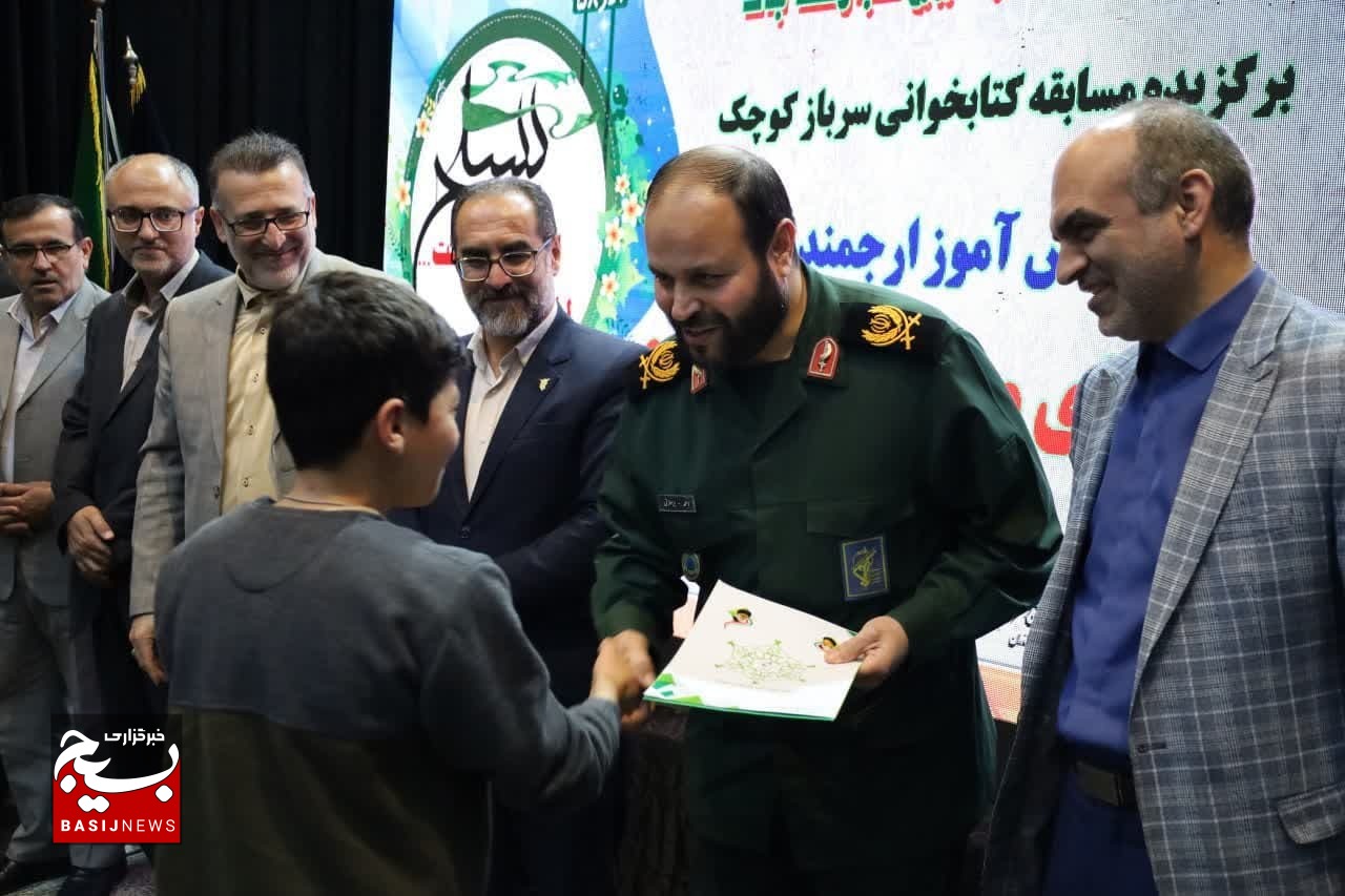اختتامیه سیزدهمین دوره جشنواره استانی شعر دفاع مقدس و مقاومت در ساری برگزار شد اختتامیه سیزدهمین دوره جشنواره استانی شعر دفاع مقدس و مقاومت در ساری برگزار شد