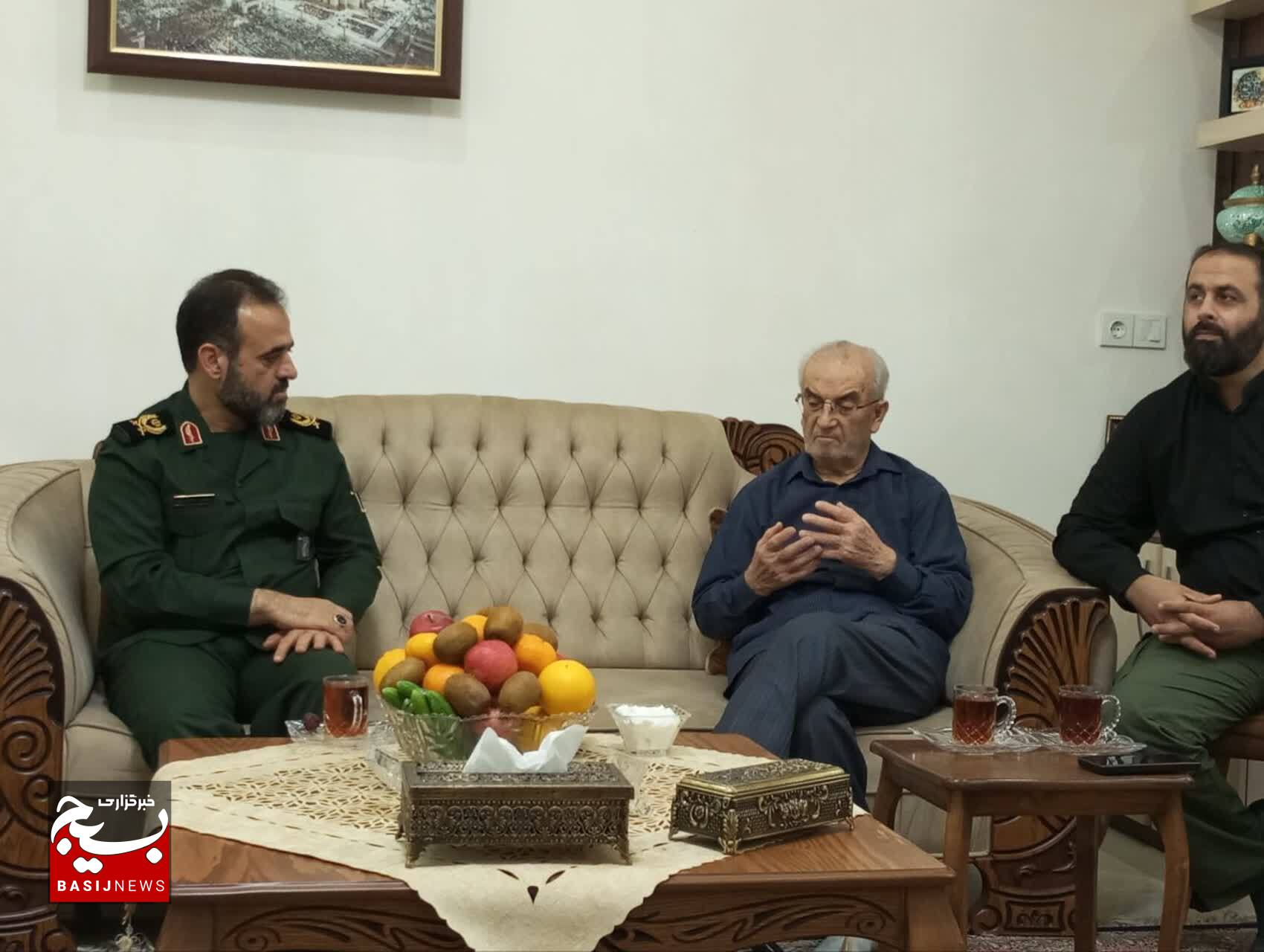 دیدار فرمانده سپاه قدس گیلان با خانواده شهیدان یوسف زاده و فالیزکار در رشت دیدار فرمانده سپاه قدس گیلان با خانواده شهیدان یوسف زاده و فالیزکار در رشت