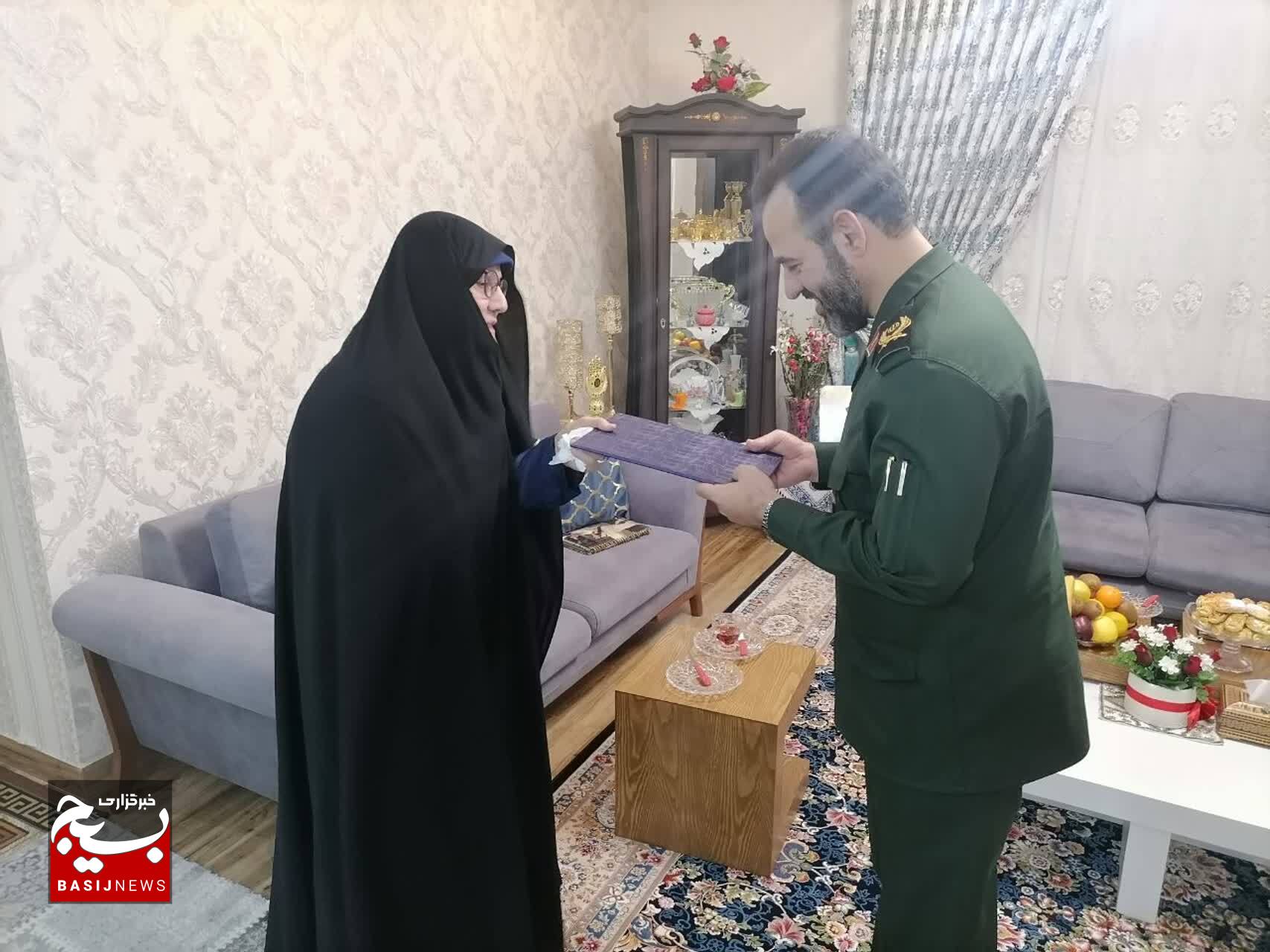 دیدار فرمانده سپاه قدس گیلان با خانواده شهیدان یوسف زاده و فالیزکار در رشت دیدار فرمانده سپاه قدس گیلان با خانواده شهیدان یوسف زاده و فالیزکار در رشت