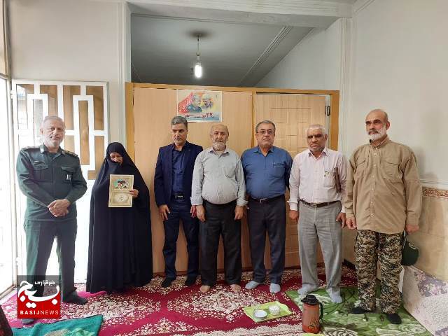 خانواده شهدا چراغ هدایت جامعه هستند خانواده شهدا چراغ هدایت جامعه هستند