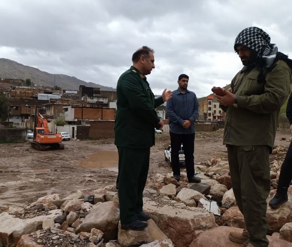 بازدید فرمانده سپاه لرستان از مسیر رودخانه «کشکان» بازدید فرمانده سپاه لرستان از مسیر رودخانه «کشکان»