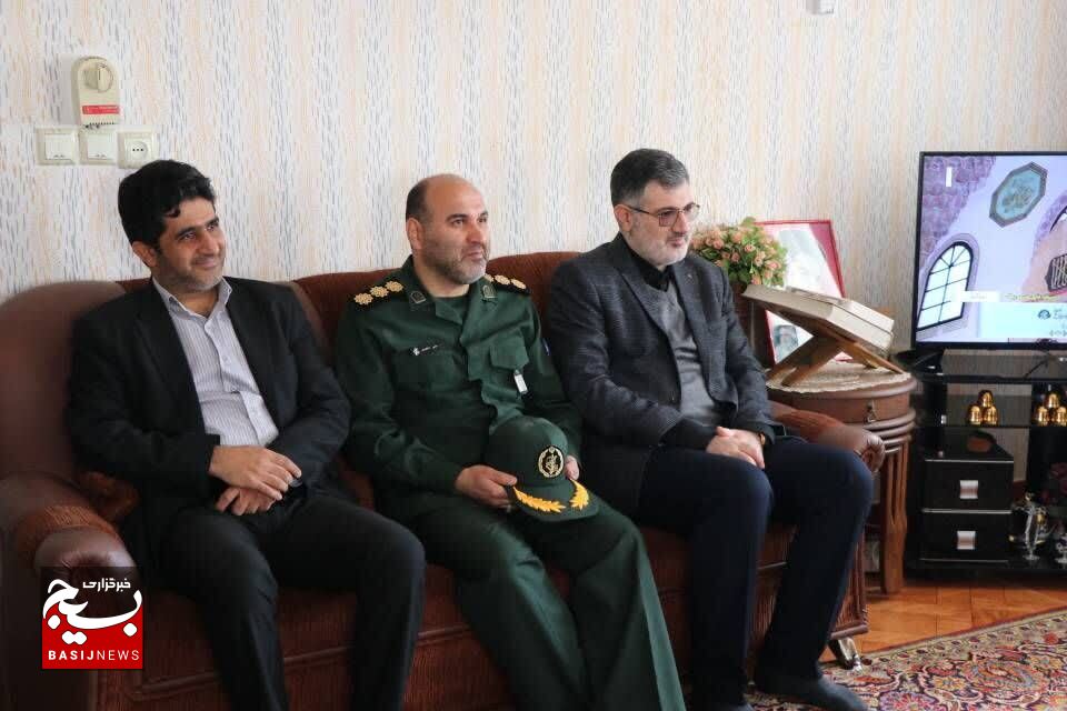 دیدار مسئول سازمان بسیج کارگران و کارخانجات کشور با خانواده شهید حسین فرزانه دیدار مسئول سازمان بسیج کارگران و کارخانجات کشور با خانواده شهید حسین فرزانه