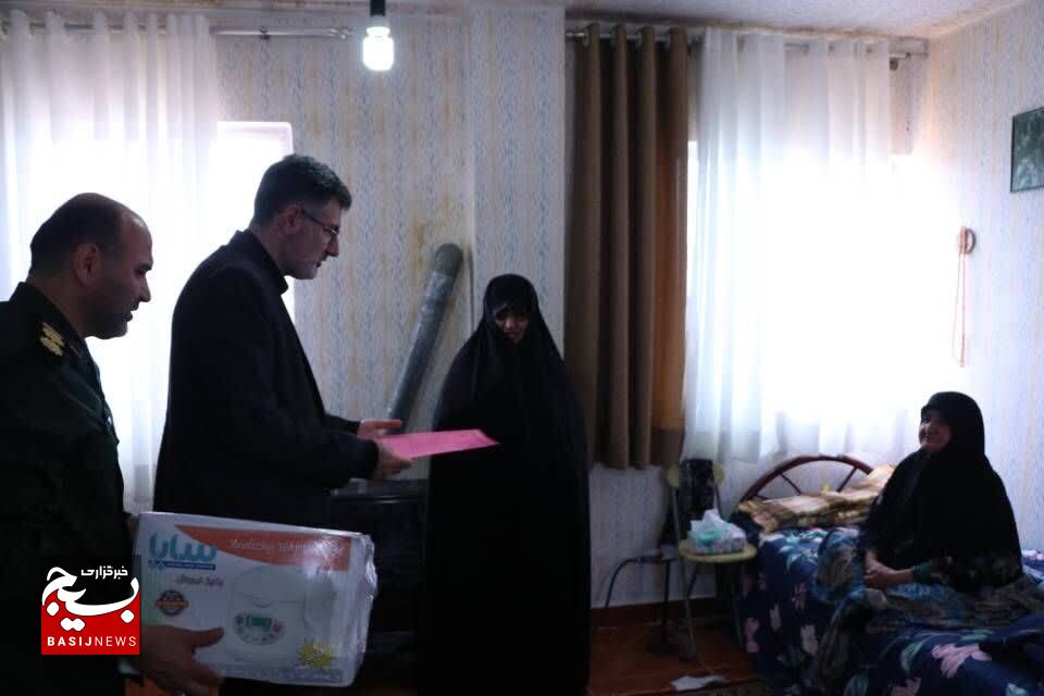 دیدار مسئول سازمان بسیج کارگران و کارخانجات کشور با خانواده شهید حسین فرزانه دیدار مسئول سازمان بسیج کارگران و کارخانجات کشور با خانواده شهید حسین فرزانه