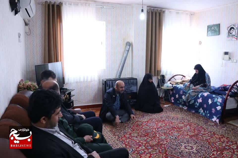 دیدار مسئول سازمان بسیج کارگران و کارخانجات کشور با خانواده شهید حسین فرزانه دیدار مسئول سازمان بسیج کارگران و کارخانجات کشور با خانواده شهید حسین فرزانه
