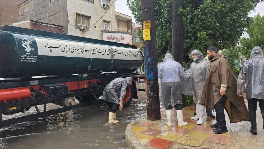 کمک رسانی قرارگاه کربلا در مناطق آبگرفته اهواز