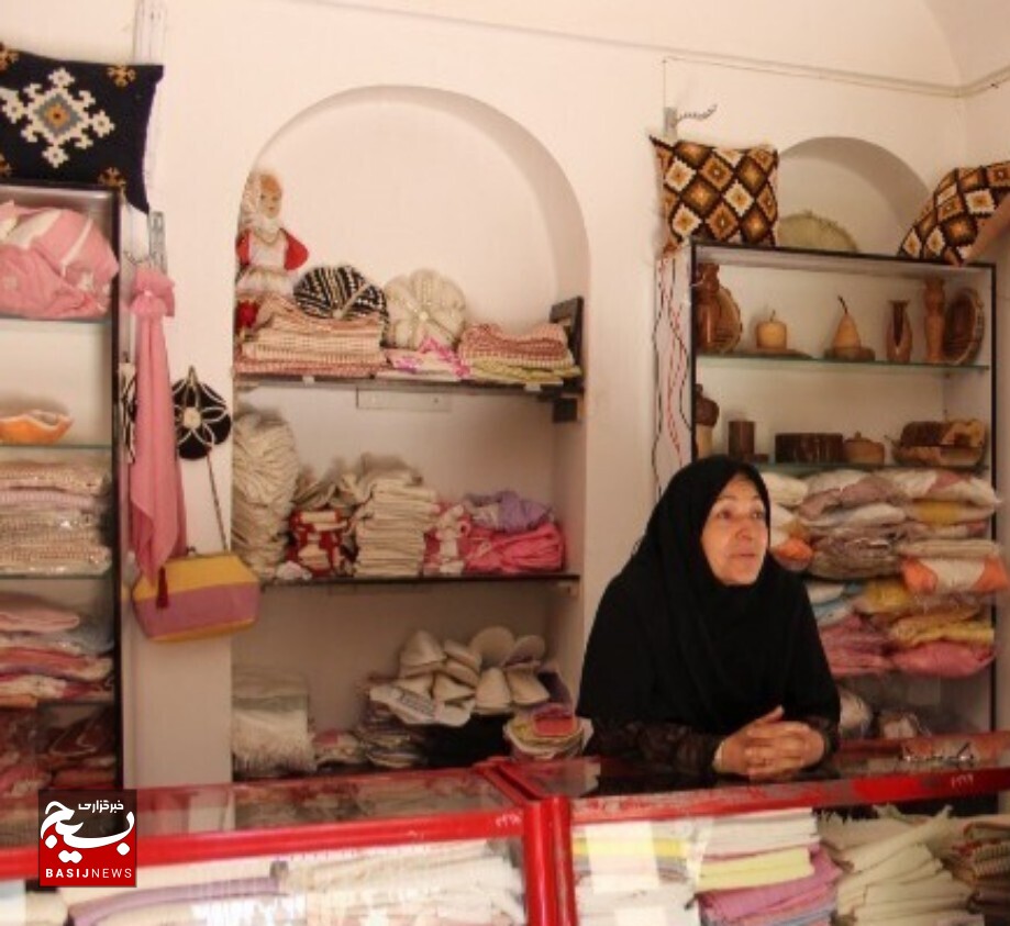 هنردستیِ که با پشتکار و تلاش از تاروپودهای دارِ توبافی روستای خراشاد به ثبت جهانی رسید/ معرفی فرهنگ اصیل ایرانی اسلامی در خارج از کشور با محصولات توبافی هنردستیِ که با پشتکار و تلاش از تاروپودهای دارِ توبافی روستای خراشاد به ثبت جهانی رسید/ معرفی فرهنگ اصیل ایرانی اسلامی در خارج از کشور با محصولات توبافی