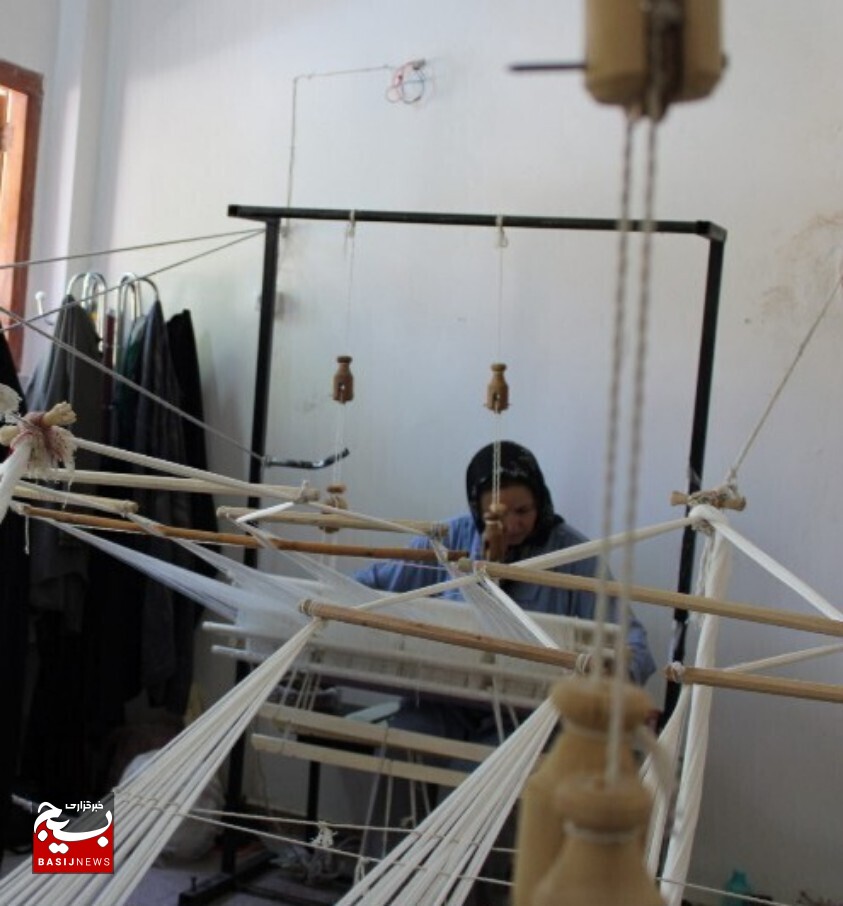 هنردستیِ که با پشتکار و تلاش از تاروپودهای دارِ توبافی روستای خراشاد به ثبت جهانی رسید/ معرفی فرهنگ اصیل ایرانی اسلامی در خارج از کشور با محصولات توبافی هنردستیِ که با پشتکار و تلاش از تاروپودهای دارِ توبافی روستای خراشاد به ثبت جهانی رسید/ معرفی فرهنگ اصیل ایرانی اسلامی در خارج از کشور با محصولات توبافی