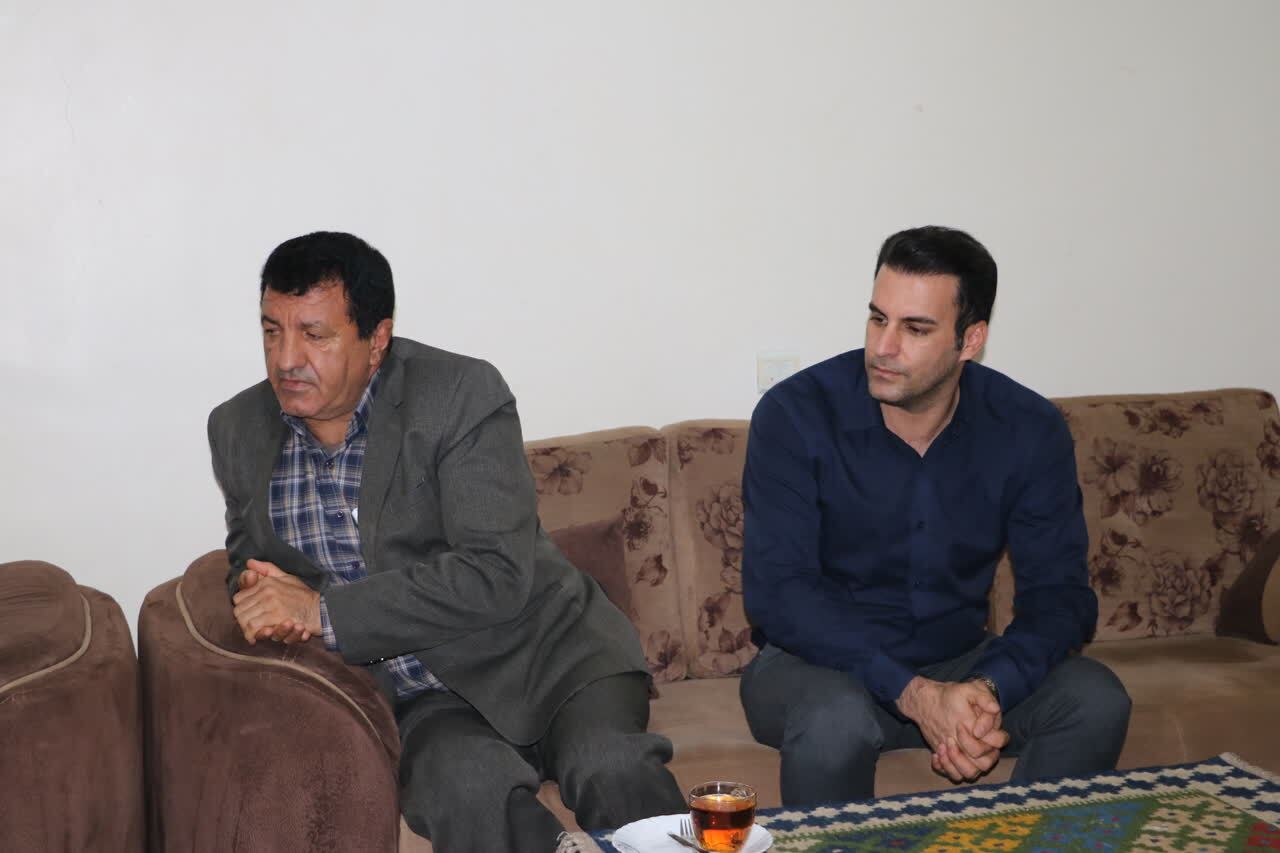 تجلیل رئیس مرکز وکلای قوه قضائیه و بسیج حقوق دانان سپاه فتح از خانواده شهید امیرنژاد تجلیل رئیس مرکز وکلای قوه قضائیه و بسیج حقوق دانان سپاه فتح از خانواده شهید امیرنژاد
