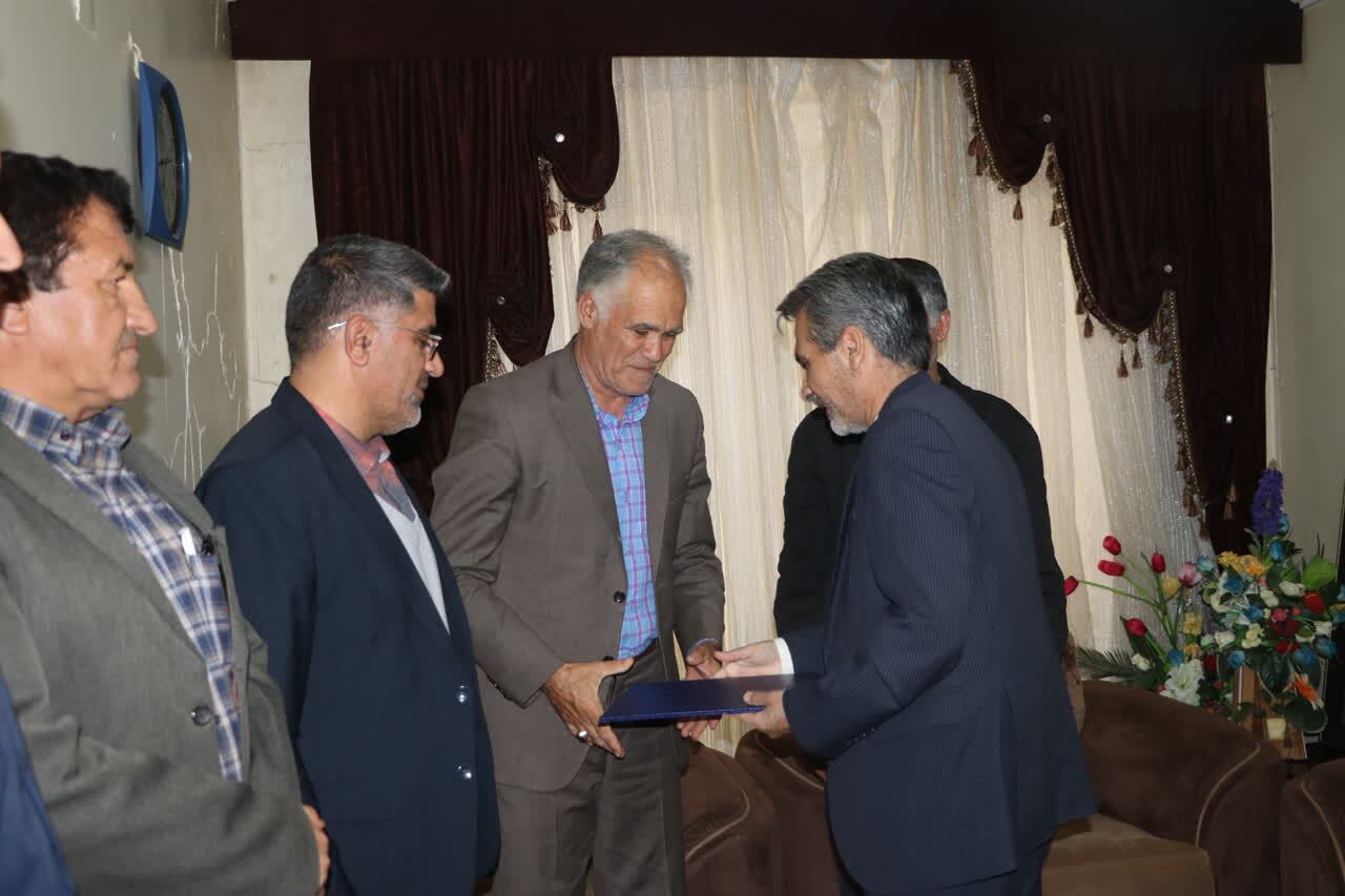 تجلیل رئیس مرکز وکلای قوه قضائیه و بسیج حقوق دانان سپاه فتح از خانواده شهید امیرنژاد تجلیل رئیس مرکز وکلای قوه قضائیه و بسیج حقوق دانان سپاه فتح از خانواده شهید امیرنژاد