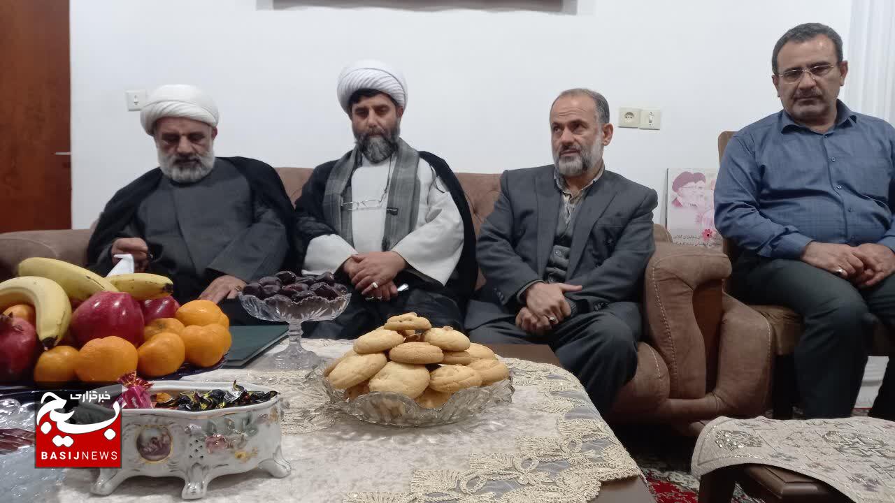 دیدار مسئول دفتر نمایندگی ولی فقیه با خانواده شهید محمدرضا عبداللهیان دیدار مسئول دفتر نمایندگی ولی فقیه با خانواده شهید محمدرضا عبداللهیان