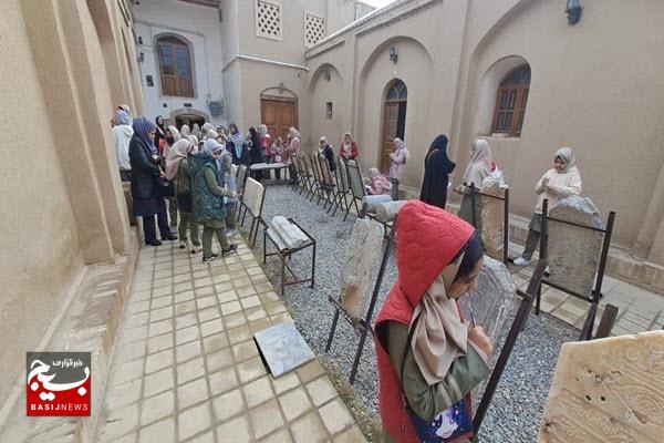 بازدید ۱۸۰۰ دانشآموزان از موزه تاریخ و فرهنگ و نمایشگاه صنایع دستی ملایر