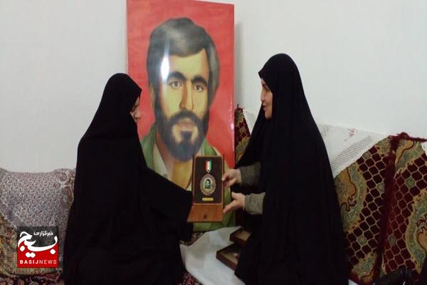 شهدا طلایهداران دفاع از حق و حقیقت هستند