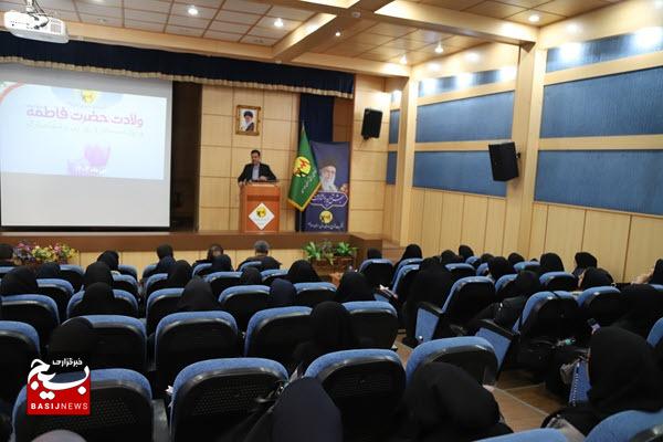 بانوان نقش محوری در عرصههای مختلف در خانواده و جامعه دارند