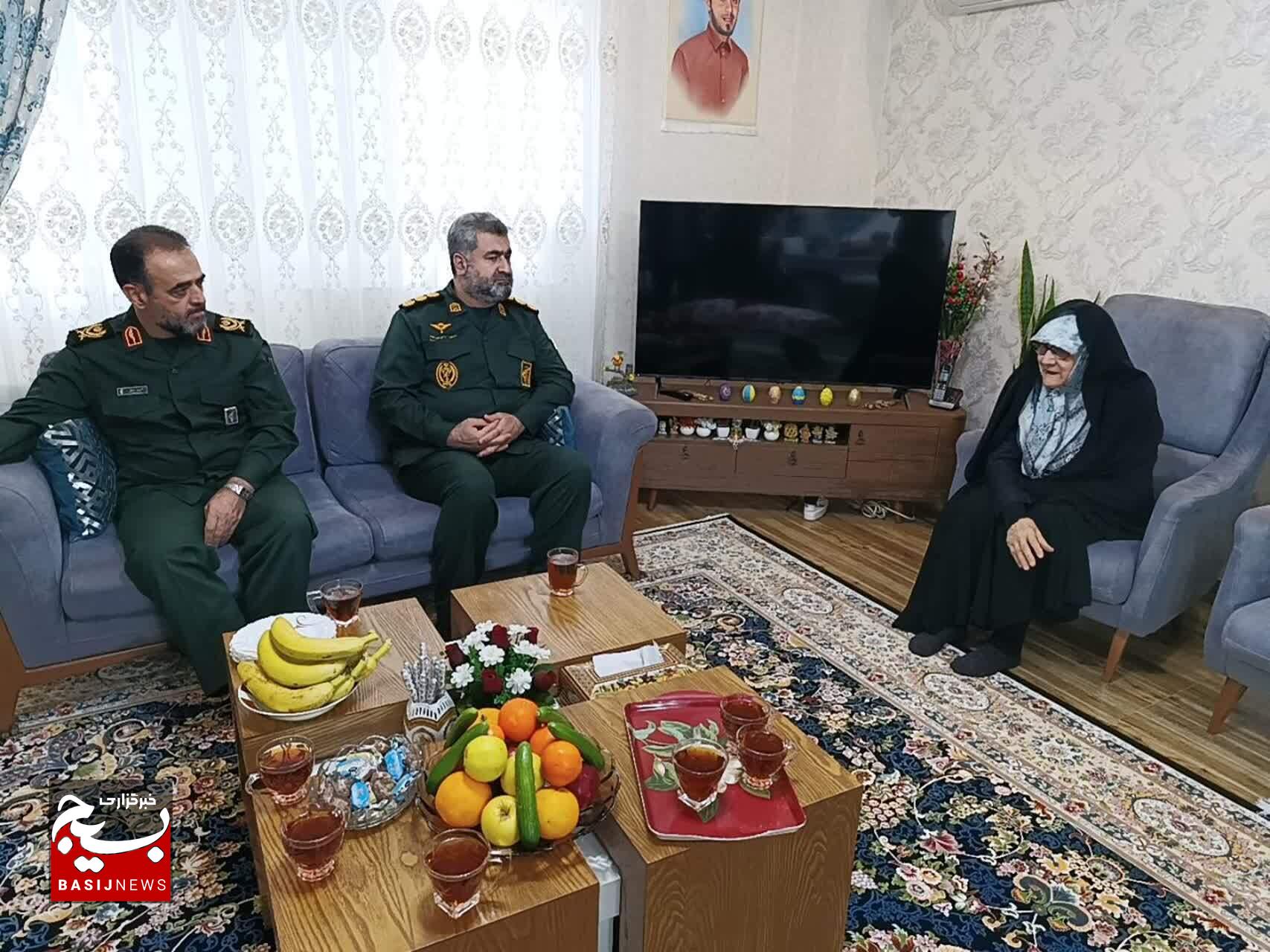دیدار فرمانده سپاه قدس گیلان با ۳ خانواده شهید گیلانی