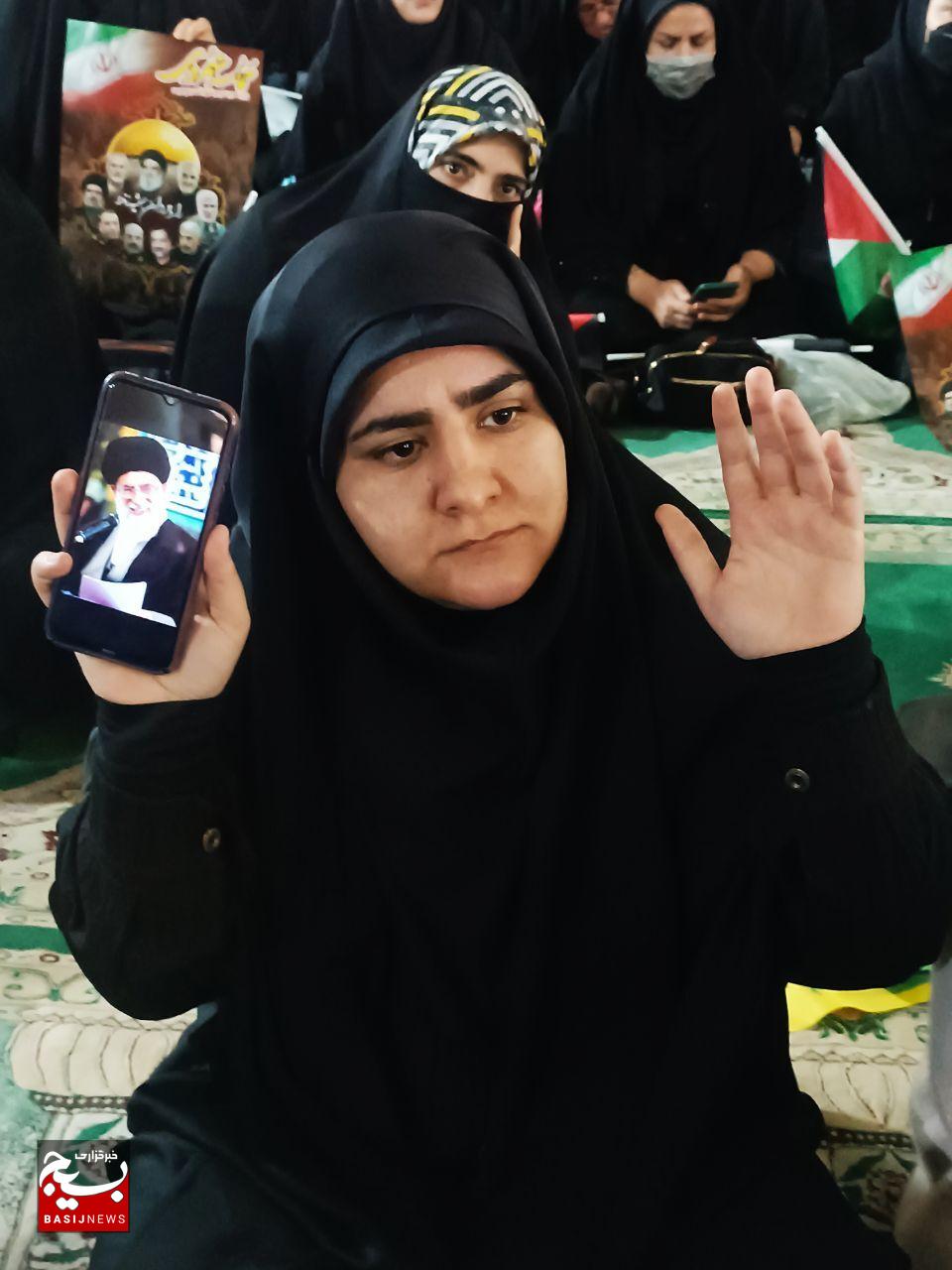 نماد همبستگی و بصیرت زنان ایرانی نماد همبستگی و بصیرت زنان ایرانی