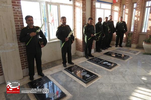 گلگذاری گلزار شهدای بندر کنگان به مناسبت دهه فجر گلگذاری گلزار شهدای بندر کنگان به مناسبت دهه فجر