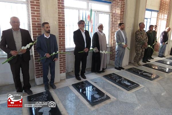 گلگذاری گلزار شهدای بندر کنگان به مناسبت دهه فجر گلگذاری گلزار شهدای بندر کنگان به مناسبت دهه فجر