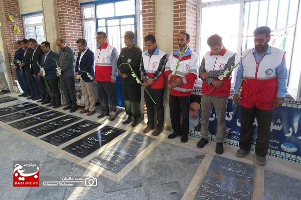 گلگذاری گلزار شهدای بندر کنگان به مناسبت دهه فجر گلگذاری گلزار شهدای بندر کنگان به مناسبت دهه فجر