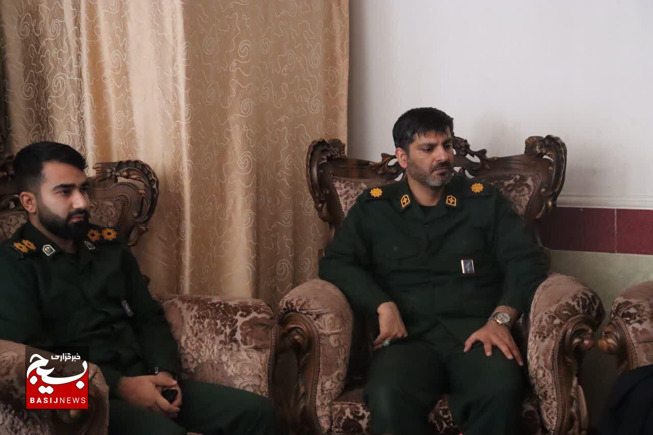 دیدار فرمانده سپاه ناحیه کوهدشت و مسئولین با خانواده جاویدالاثر غلام نظر پور دیدار فرمانده سپاه ناحیه کوهدشت و مسئولین با خانواده جاویدالاثر غلام نظر پور