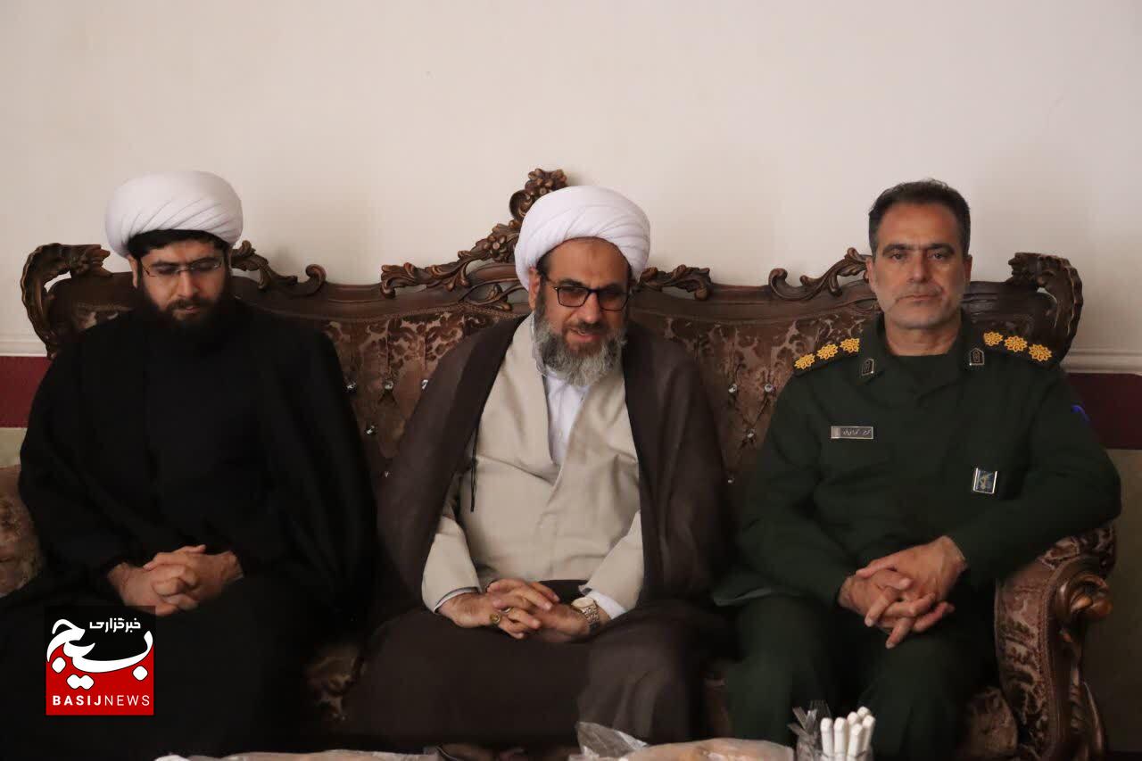 دیدار فرمانده سپاه ناحیه کوهدشت و مسئولین با خانواده جاویدالاثر غلام نظر پور دیدار فرمانده سپاه ناحیه کوهدشت و مسئولین با خانواده جاویدالاثر غلام نظر پور