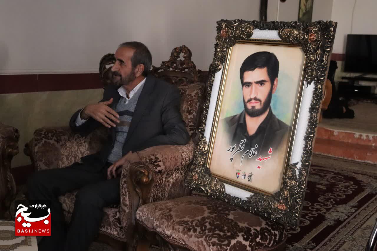 دیدار فرمانده سپاه ناحیه کوهدشت و مسئولین با خانواده جاویدالاثر غلام نظر پور دیدار فرمانده سپاه ناحیه کوهدشت و مسئولین با خانواده جاویدالاثر غلام نظر پور