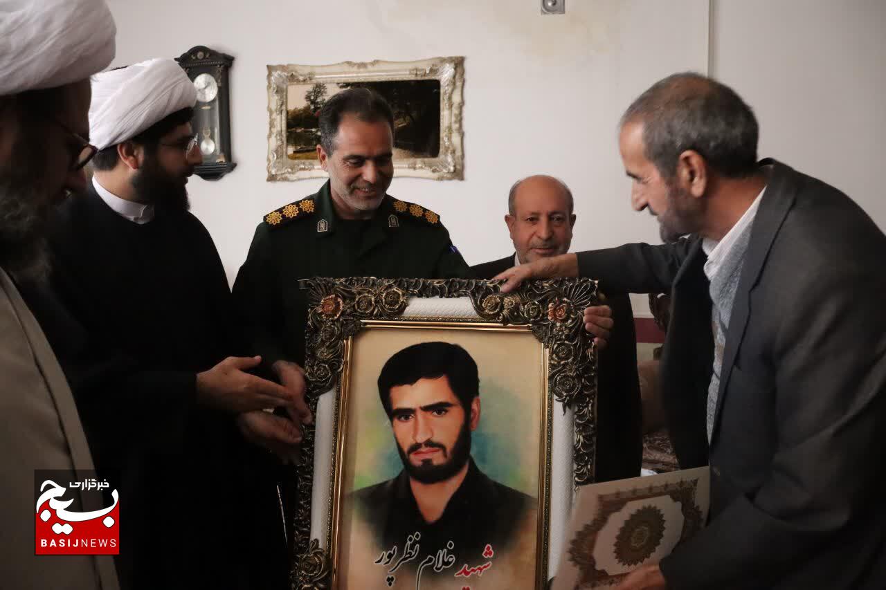 دیدار فرمانده سپاه ناحیه کوهدشت و مسئولین با خانواده جاویدالاثر غلام نظر پور دیدار فرمانده سپاه ناحیه کوهدشت و مسئولین با خانواده جاویدالاثر غلام نظر پور