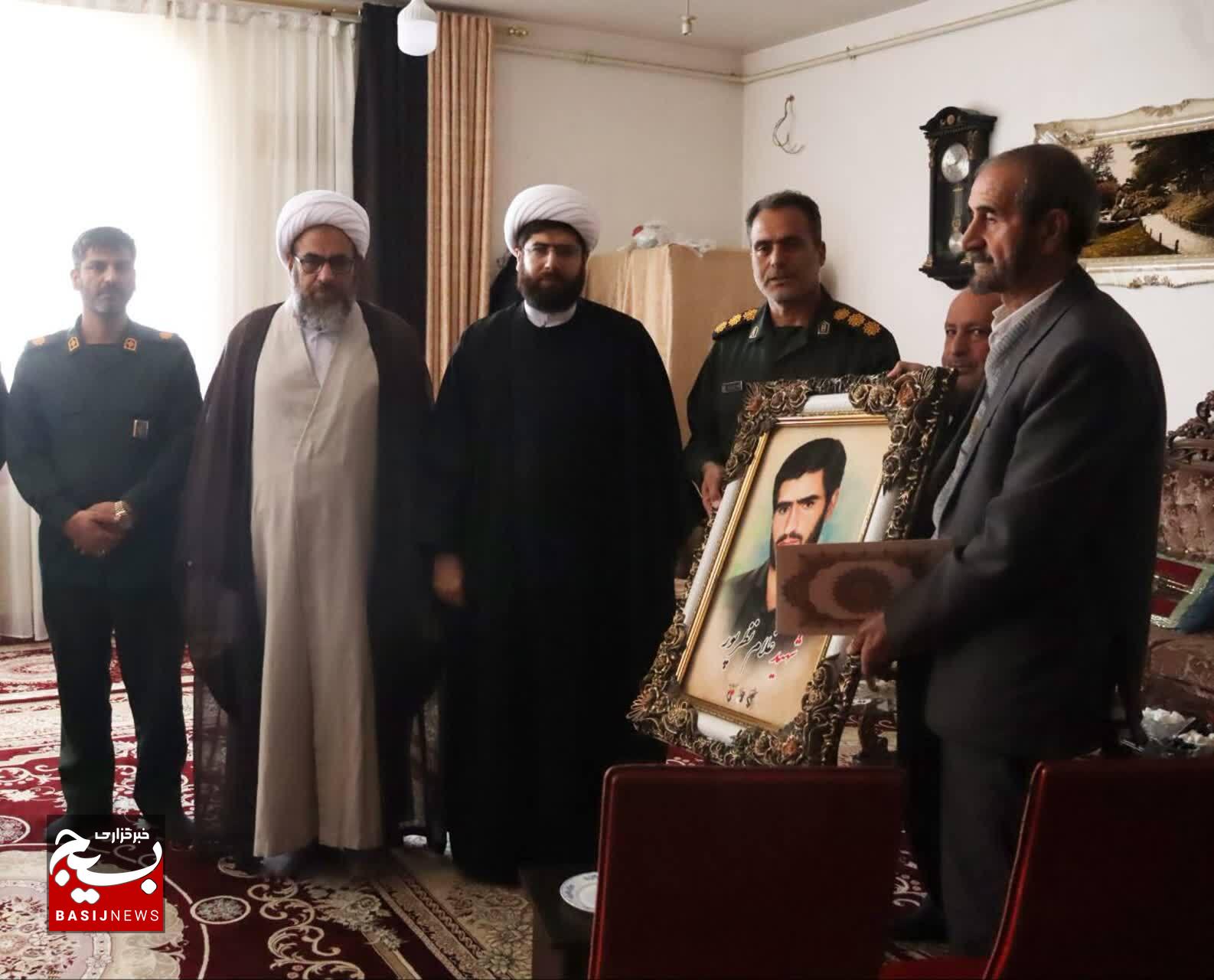 دیدار فرمانده سپاه ناحیه کوهدشت و مسئولین با خانواده جاویدالاثر غلام نظر پور دیدار فرمانده سپاه ناحیه کوهدشت و مسئولین با خانواده جاویدالاثر غلام نظر پور