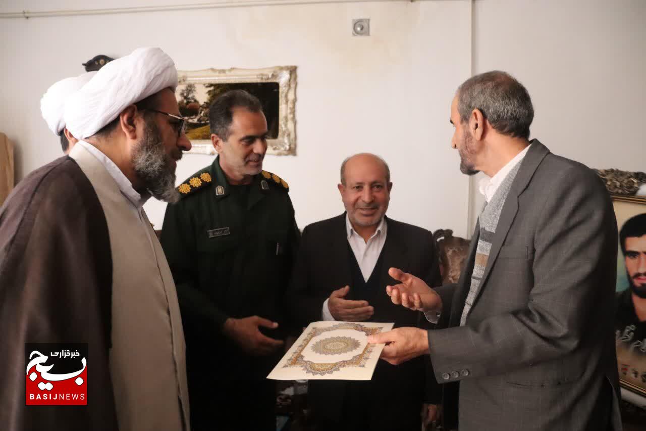 دیدار فرمانده سپاه ناحیه کوهدشت و مسئولین با خانواده جاویدالاثر غلام نظر پور دیدار فرمانده سپاه ناحیه کوهدشت و مسئولین با خانواده جاویدالاثر غلام نظر پور
