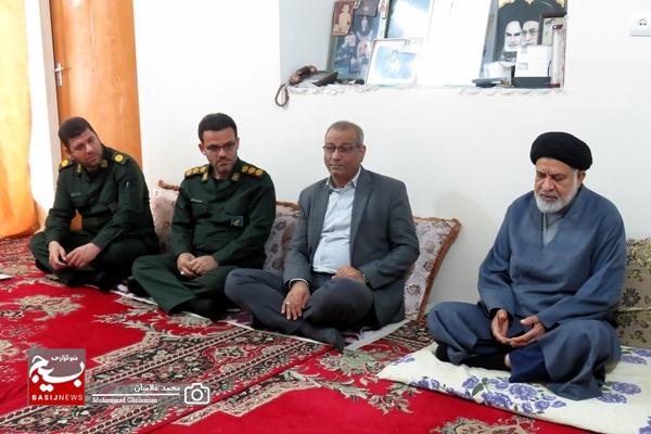 دیدار با خانواده اوّلین شهید انقلاب اسلامی در کنگان دیدار با خانواده اوّلین شهید انقلاب اسلامی در کنگان