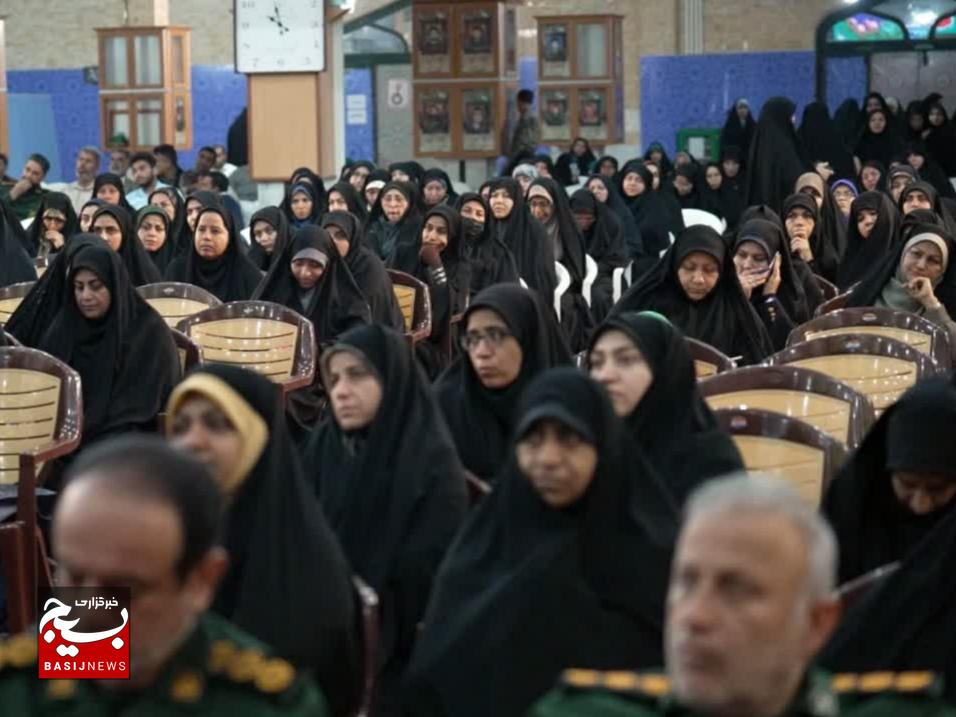 آمادگی دفاع از انقلاب در سپاه و بسیج موج میزند آمادگی دفاع از انقلاب در سپاه و بسیج موج میزند