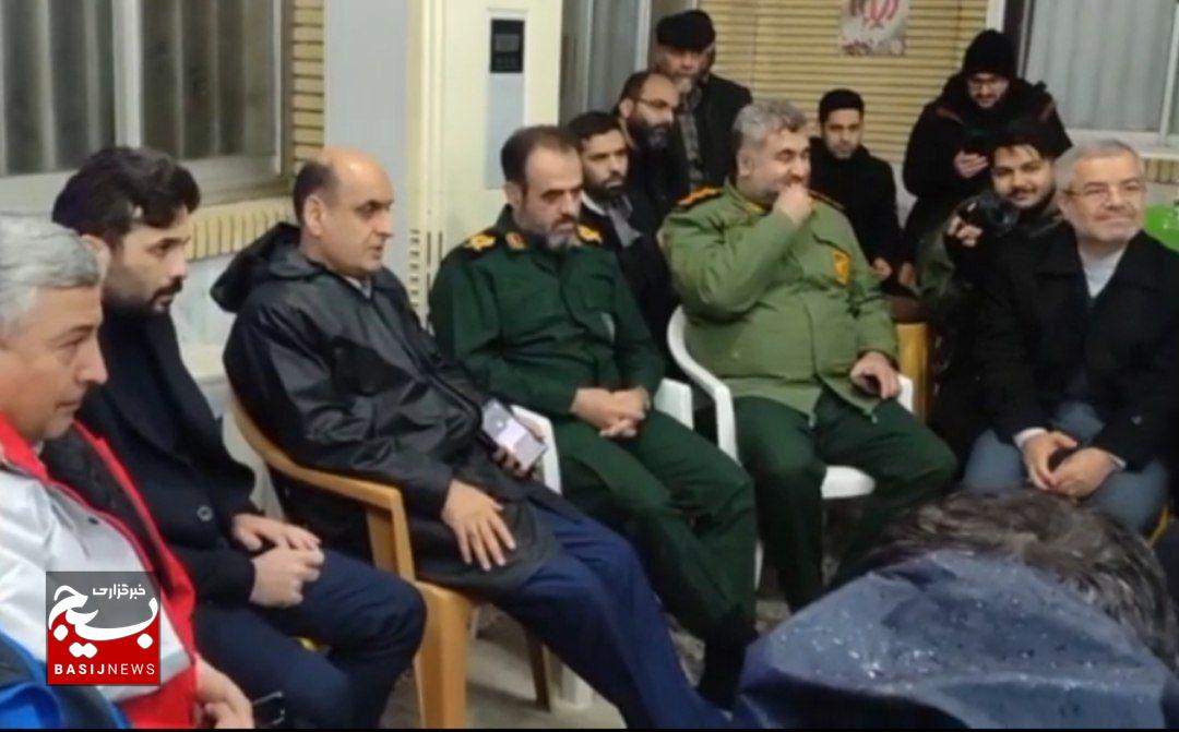 حضور فرمانده سپاه قدس گیلان در مناطق سیلزده پیربازار رشت حضور فرمانده سپاه قدس گیلان در مناطق سیلزده پیربازار رشت