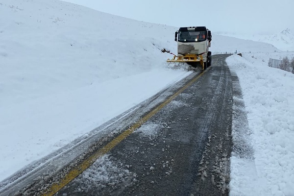 اتمام عملیات برفروبی راه‌های روستایی همدان تا عصر امروز