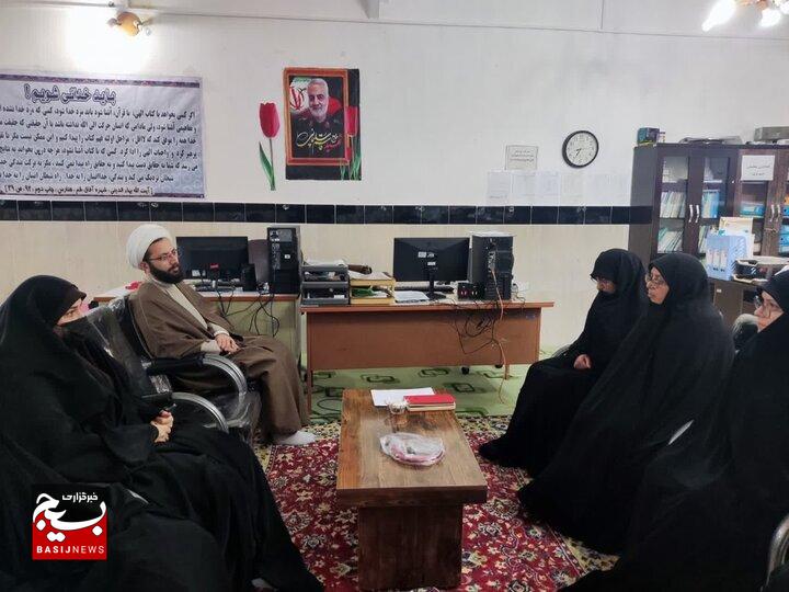 بانوان طلبه با تمام قوت به جدال جنگ نرم دشمن بروند