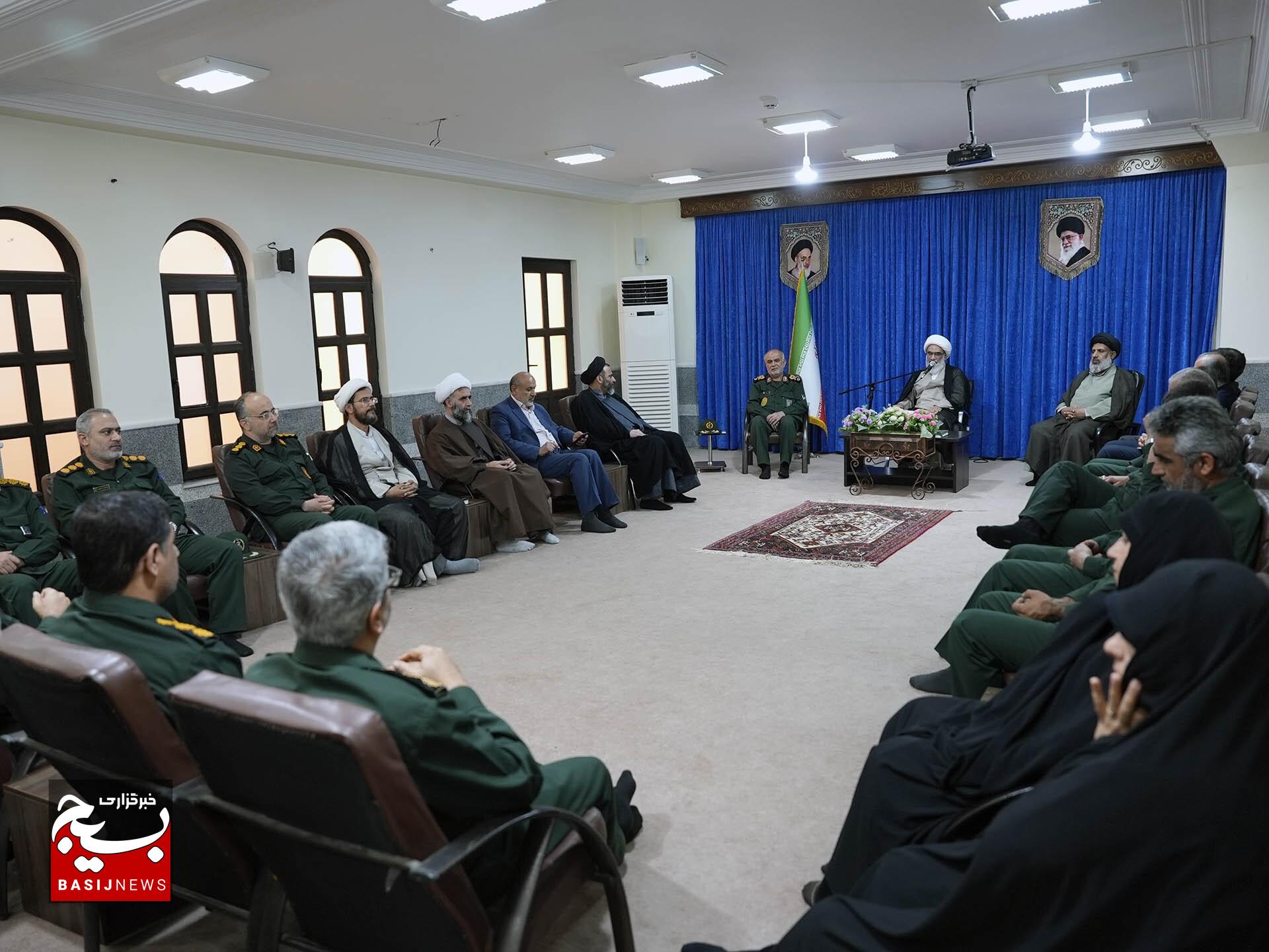 تجلیل از دست انرکاران برگزاری اجلاسیه شهید عاشوری تجلیل از دست انرکاران برگزاری اجلاسیه شهید عاشوری