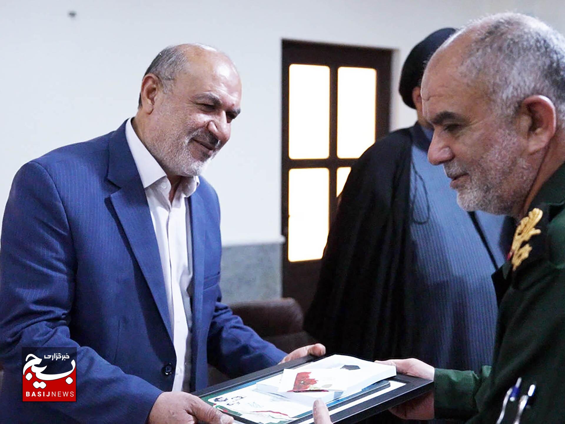 تجلیل از دست انرکاران برگزاری اجلاسیه شهید عاشوری تجلیل از دست انرکاران برگزاری اجلاسیه شهید عاشوری